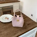 Elegante borsa a mano in pelle martellata rosa chiaro con chiusura a scatto dorata - senza ciondolo / Rosa
