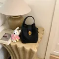 Elegante borsa a mano in pelle nera martellata con grazioso ciondolo a coniglio rosa - con portachiavi / Nero