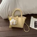 Bolso cubo de cuero amarillo claro con un lindo amuleto de oso de peluche y correa - Amarillo Con Colgante
