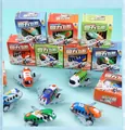 Vista detallada de coloridos aviones de juguete para niños con cajas de regalo - Aviones pequeños de tracción trasera