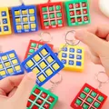 Bunter Mini-Tic-Tac-Toe-Spiel-Schlüsselanhänger für Kindergeburtstage - Zufällige Farbe