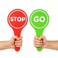 Rote Stopp- und grüne Los-Schilder für professionelle Fotografie und interaktive Vlogs - STOP/GO (Doppelseitig)
