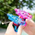 Kleine transparante blauwe en roze waterpistolen voor zomerplezier buiten op strand - Transparant spuitpistool / Blauw/Roze