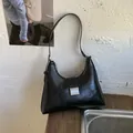Bolso de hombro retro en piel arrugada negra con elegante hebilla metálica de plata - Negro