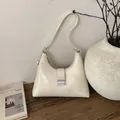 Elegante bolso de hombro crema con textura arrugada brillante y hebilla de plata - Blanco Roto