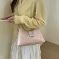 Elegante bolso de hombro retro rosa para mujer con un acabado en cuero texturizado - Rosa