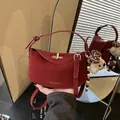 Elegante wijnrode leren zadeltas met een modieuze beer pluche sleutelhanger bedel - Rood