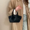 Elegante borsa tote in finta pelle scamosciata nera con fibbia da donna - Nero