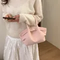 Elegante borsa a mano in morbida pelle rosa con dettaglio fibbia per uno stile chic - Rosa