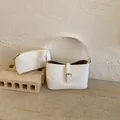 Set borsa a secchiello bianca minimalista in ecopelle con una pochette coordinata - Vestibilità regolare / Bianco