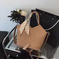Sac à bandoulière matelassé élégant avec poignée en foulard et lanière amovible. - Marron