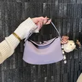 Paarse lederen zadeltas voor dames met stijlvolle lavendel finish en een berenhanger - Paars Met Hanger