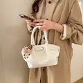 Elegante borsa a mano bianca in ecopelle con ciondolo a forma di orsetto per donna - Bianco con Ciondolo Orso / Bianco
