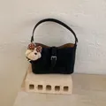 Elegante borsa sottobraccio nera in pelle scamosciata con ciondolo a forma di orsetto - Con ciondolo / Nero