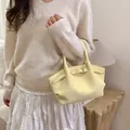 Elegante mini borsa gialla chiara con dettaglio fibbia, perfetta per la moda estiva - Giallo