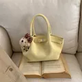 Elegante borsa tote giallo chiaro con orsetto di peluche e fibbia su libro aperto - Giallo con Pendente a Orsetto / Giallo