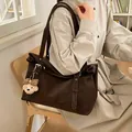 Große dunkelbraune Tote Bag mit Bärenanhänger für tägliches Pendeln und Reisen - Mit Anhänger / Kaffeebraun