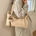 Große beige Damen-Tote-Tasche, stilvolle Pendler-Schultertasche mit süßem Bärenanhänger - Mit Anhänger / Weiß