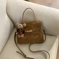 Sac à main bandoulière chic en daim marron avec un joli pendentif d'ours en peluche - Avec Pendentif / S / Couleur caramel