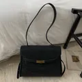 Sac à bandoulière en cuir texturé noir de style vintage avec fermoir doré - L / Noir