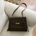 Sac à bandoulière élégant marron foncé aspect daim avec boucle dorée pour femme - L / Café