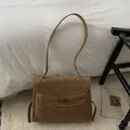 Sac à bandoulière vintage élégant en daim marron pour femme avec fermoir à tourniquet - L / Couleur caramel
