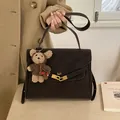 Sac bandoulière vintage marron foncé élégant pour femme avec breloque d'ours - Avec Pendentif / L / Café