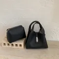 Zwarte lederen emmerhandtas met bijpassend etui met rits in retrostijl - Zonder hanger / Zwart