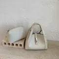 Crèmekleurige leren bucket bag en pouch set voor een casual stijl - Zonder hanger / Wit