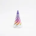 Detailansicht eines 3D-gedruckten Spiral-Fidget-Spielzeugs mit Regenbogen-PLA-Farbverlauf - PLA Weiß + Regenbogen Nr. 1
