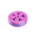 Primo piano di un fidget toy circolare stampato in 3D con ingranaggi in sfumatura rosa e blu - 行星指尖陀螺(星云日落)