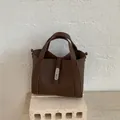 Vintage bruine lederen emmertas met zilveren slot en dubbele handvatten voor dames. - Zonder hanger / Bruin