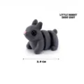Vista detallada de una figura de conejo articulada impresa en 3D gris oscuro de 3,9 cm - 3,9CM (Articulado) / Conejito (Gris PLA)