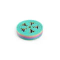 Vista macro dettagliata di un fidget toy circolare stampato in 3D con colori arcobaleno e ingranaggi - 行星指尖陀螺(彩虹1号)