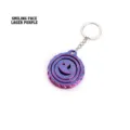 Makroansicht des 3D-gedruckten Smile-Fidget-Disk-Schlüsselanhängers in Laser-Violett - Smiley / Laser Lila