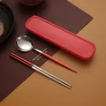 Rode draagbare roestvrijstalen bestekset met eetstokjes, lepel en doos - Rood Zilver - 2-delige Set