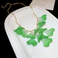 Collar elegante con pétalos en degradado verde y cadena dorada para un estilo chic - Verde