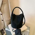 Klassische schwarze strukturierte Eimertasche aus Leder mit Tragegriff und Schultergurt - Schwarz