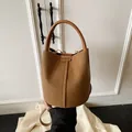 Vintage braune Wildleder Eimertasche für Damen mit hochwertiger Textur und Griff - Braun