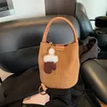 Retro braune Leder-Eimertasche mit Tragegriff und süßem Handschuh-Anhänger für den Alltag. - Mit Anhänger / Braun