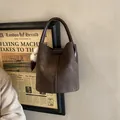 Vintage braune Beuteltasche mit Textur, Tragegriff und Bommel-Anhänger - Mit Anhänger / Kaffeebraun