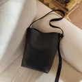 Elegante borsa a secchiello in pelle martellata nera con tracolla regolabile. - Nero senza ciondoli