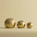 Detailansicht der Hammerschlag-Textur auf luxuriösen goldenen Keramik-Kugelvasen in drei Größen - Dreiteiliges Set / Gold