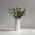 Vaso in ceramica bianca minimalista con trama a nido d'ape e margherite finte per interni - Stile Zhaozhan