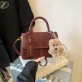 Bolso de mano cuadrado burdeos vintage con costuras blancas y dije de perrito. - Con Colgante / Burdeos