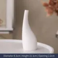 Minimalistische witte keramische vaas met slanke hals voor wabi-sabi woondecoratie - Artistiek Effen Wit