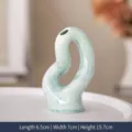 Moderne hellgrüne Keramikvase mit Kristallglasur und künstlerisch organischer Hohlform - Gedrehter Wellenstil Blau Weiß / Länge 6.5cm x Breite 7cm x Höhe 15.7cm