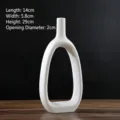Vaso in ceramica bianca minimalista moderno con design ovale cavo unico per decoro - Forma ad Arco