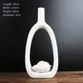 Vaso moderno in ceramica bianca dal design cavo con scultura di coniglio dello zodiaco - High zodiac sign rabbit