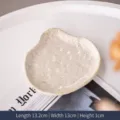 Bandeja de cerámica para joyas moteada en color beige minimalista con forma irregular martillada - Abanico / Plato Individual / Blanco con puntos marrones